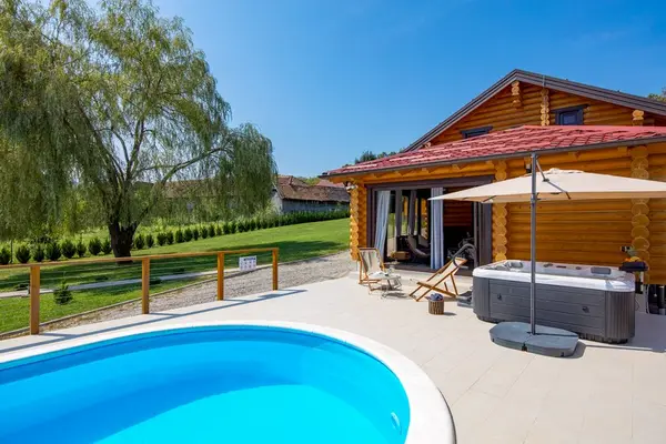 Bazen, jacuzzi i drvena kuća pod vrbom