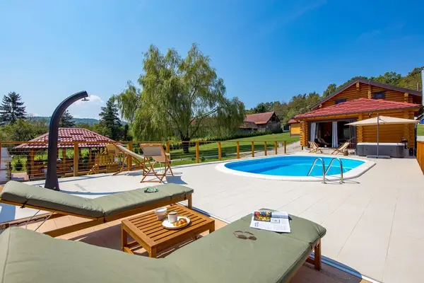 Ležaljke i vanjski tuš na terasi uz bazen