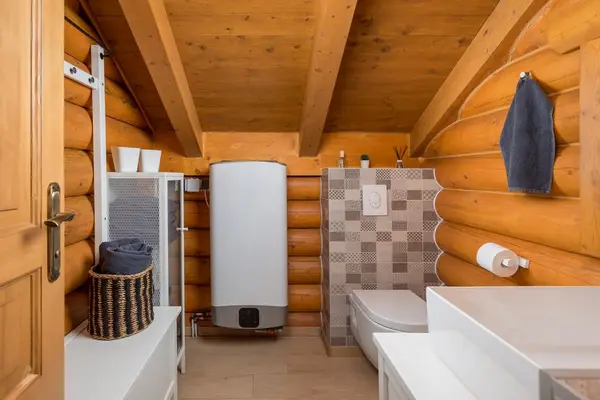 Kupaonica na katu s tušem i WC-om
