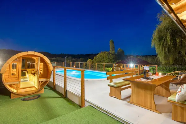 Bačva-sauna, bazen i stol za druženje navečer