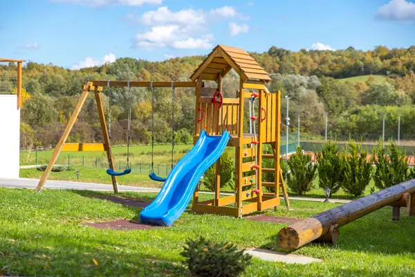 Dječje igralište s ljuljačkama i toboganom