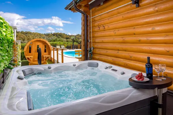 Jacuzzi uz kuću, u pozadini bačva-sauna i bazen