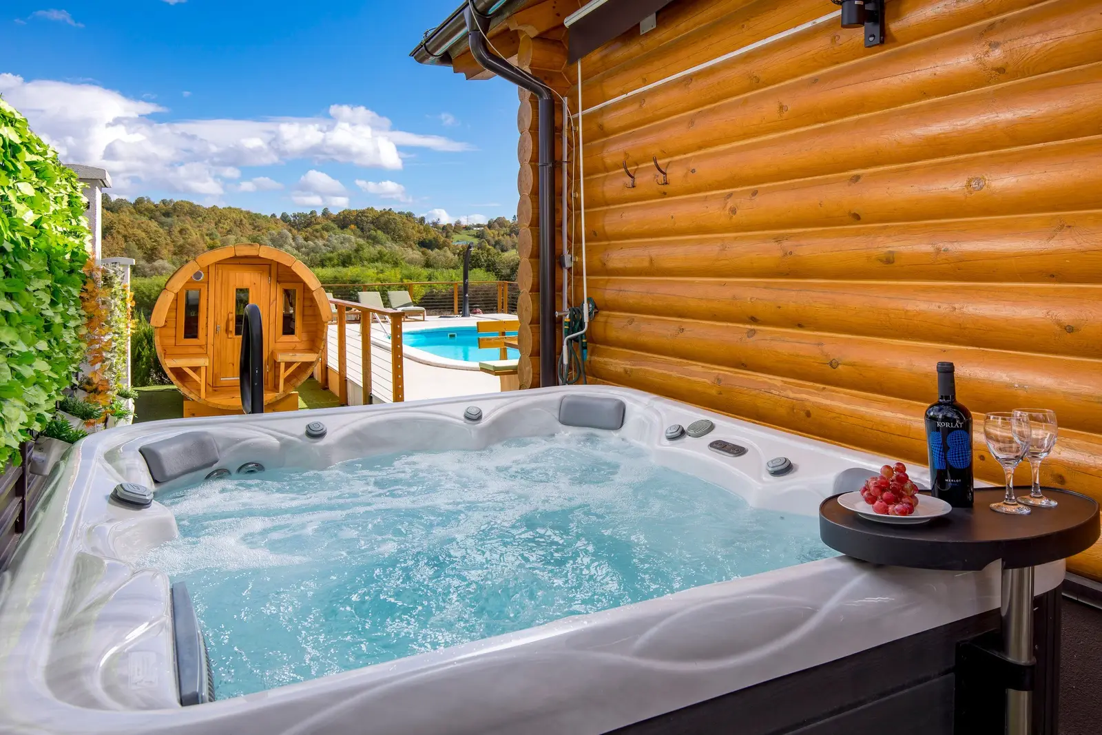 Jacuzzi uz kuću, u pozadini bačva-sauna i bazen