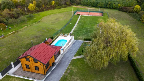 Imanje iz zraka: kuća, sauna, bazen, vrba i teniski teren