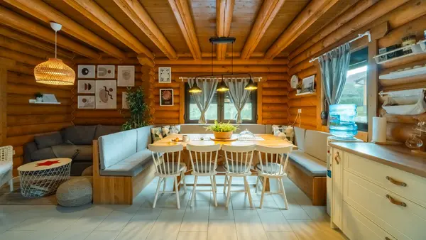 Prizemlje: blagovaonski stol s kutnom klupom, kutak za sjedenje i kuhinja