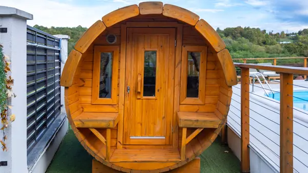 Bačvasta sauna sa staklenim vratima